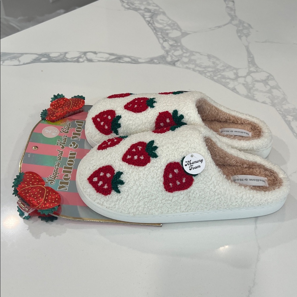 🍓🍓Slippers & Hair🍓Clips!! - Picture 10 of 12